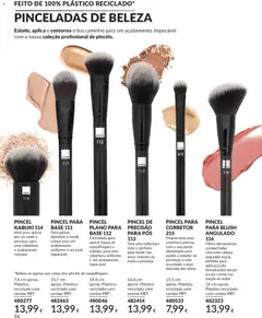 Pré-visualização PINCEL PARA BLUSH ANGULADO 116, Fibras densamente compactadas com uma cabeça angulada macia, perfeita para aplicação de formulações em pó ou em creme nas maçãs do rosto. 16 cm aprox. Plástico reciclado com cerdas PBT. válido de 01.06.2026 | Página: 46