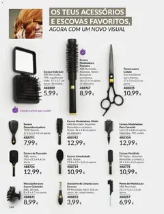 Pré-visualização Catálogo Avon Campanha 8 válido de 01/08/2026 | Página: 144 | Produtos: Massajador, Pente, Espelho