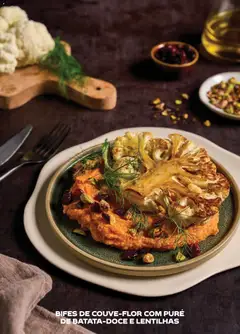 Pré-visualização BIFES DE COUVE-FLOR COM PURÉ DE BATATA-DOCE E LENTILHAS, Dish featuring cauliflower steaks with sweet potato and lentil puree. válido de 06.01.2026 | Página: 19
