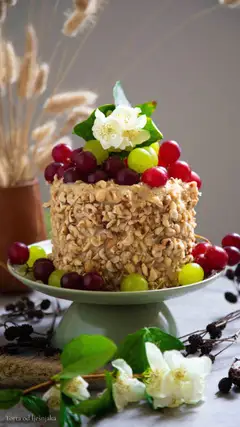 Torta od lješnjaka, A cake decorated with hazelnuts, grapes, and flowers. - Pregled kataloga iz trgovine Lidl, vrijedi od 25.10.2024 | Stranica: 62 | Proizvodi: Torta