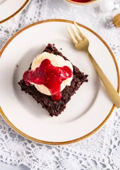 Forhåndsvisning av Brownie, Chocolate brownie with ice cream and raspberry sauce. gyldig fra 07.04.2026 | Side: 43 | Produkter: Сушильные машины, Față de pernă, Tape